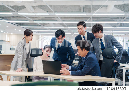 Business people working in a bright and clean office 118957805