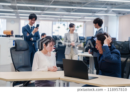 Business people working in a bright and clean office 118957810