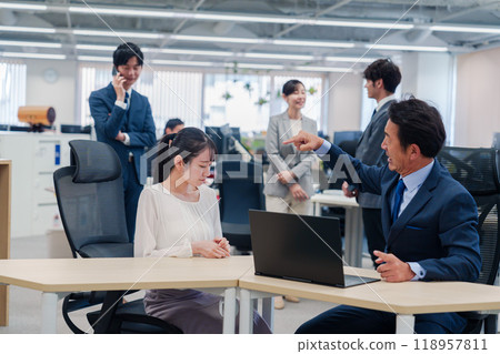 在明亮乾淨的辦公室工作的商務人士 118957811