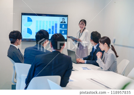 在明亮乾淨的辦公室工作的商務人士 在明亮乾淨的辦公室工作的商務人士 118957835