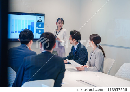 在明亮乾淨的辦公室工作的商務人士 在明亮乾淨的辦公室工作的商務人士 118957836
