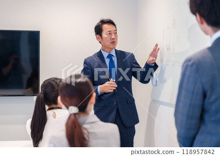 在明亮乾淨的辦公室工作的商務人士 118957842