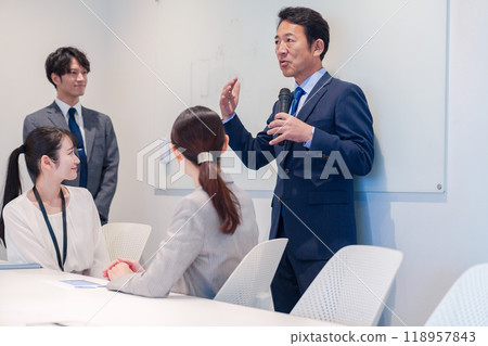 Business people working in a bright and clean office 118957843