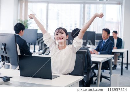 Business people working in a bright and clean office Business people working in a bright and clean office 118957854