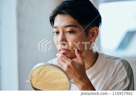 一個20多歲的年輕人,關心自己的皮膚 一個20多歲的年輕人,關心自己的皮膚 118957982