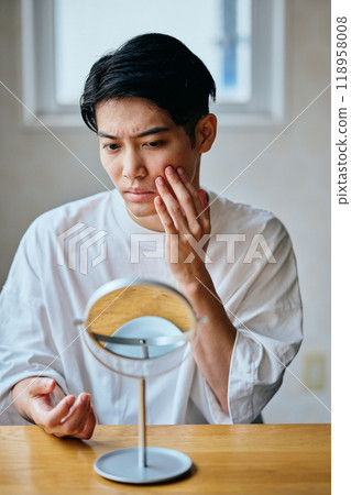 一個20多歲的年輕人,關心自己的皮膚 一個20多歲的年輕人,關心自己的皮膚 118958008