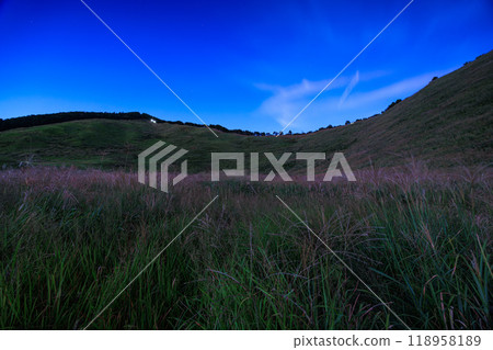 2024 年秋季奈良索尼高原 - 從長廊仰望黑尊山的夜景 - 日落後藍色天空中出現的薄雲 118958189
