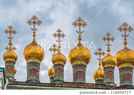 Golden domes of Upper Saviour Cathedral and Terem Churches at the Grand Kremlin Palace in Moscow. 118959727