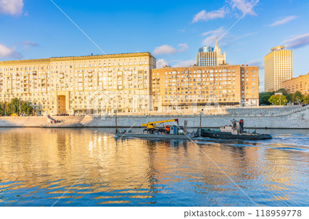 A barge with a tugboat floats along the Moscow River 118959778