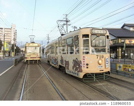 [Driver, logo, signboard blur, railway photo] Hakodate City Tram 710 series, at Kashiwagicho tram stop 118960033