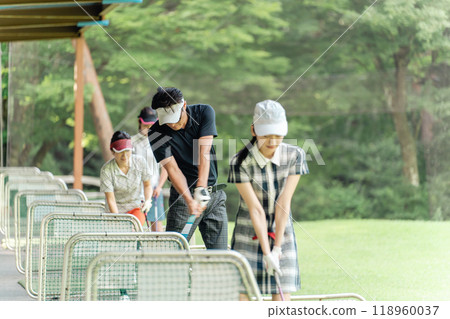 高爾夫練習場、擊球、高爾夫球手在高爾夫中心練習揮桿、男女高爾夫球手 高爾夫練習場、擊球、高爾夫球手在高爾夫中心練習揮桿、男女高爾夫球手 118960037