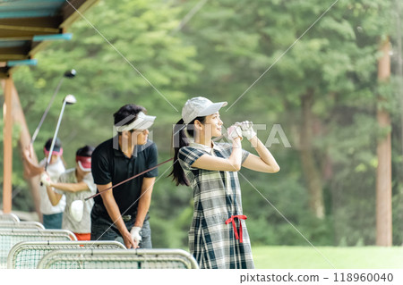 高爾夫練習場、擊球、高爾夫球手在高爾夫中心練習揮桿、男女高爾夫球手 118960040