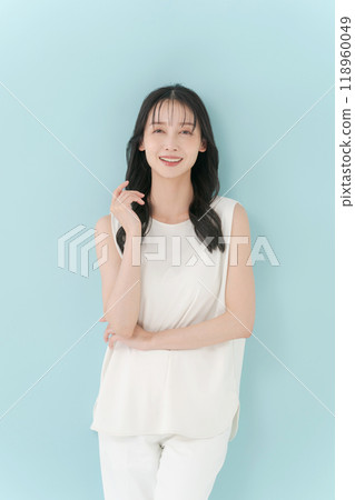 Beauty portrait of a woman in her 30s 118960049