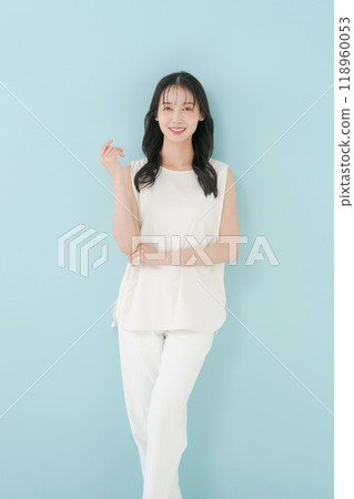Beauty portrait of a woman in her 30s Beauty portrait of a woman in her 30s 118960053