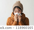一個女人感冒了擤鼻涕 118960165