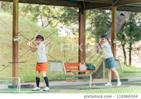 高爾夫練習場、擊球、高爾夫球手在高爾夫中心練習揮桿、高爾夫球手女 118960304