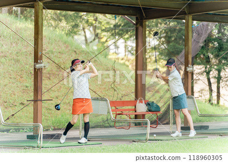 高爾夫練習場、擊球、高爾夫球手在高爾夫中心練習揮桿、高爾夫球手女 118960305