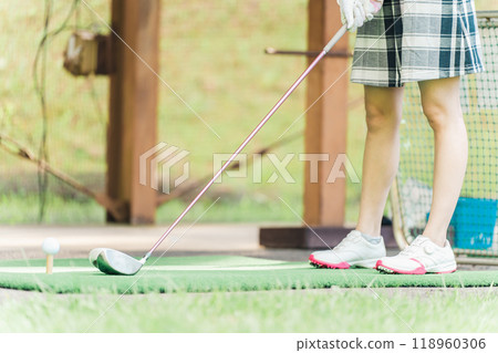 在練習場抱著一號木的女高爾夫球手的腳 118960306