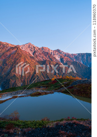 Autumn climbing on Mt. Karamatsu: Happoike Pond and the Hakuba Sanzan mountains at dawn 118960370