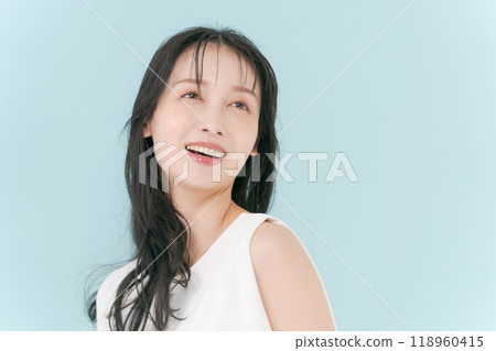 女人的頭髮在風中飄揚 118960415