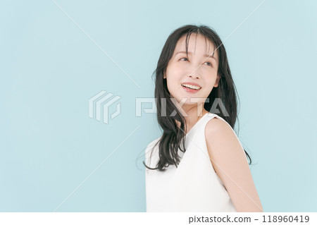 女人的頭髮在風中飄揚 女人的頭髮在風中飄揚 118960419