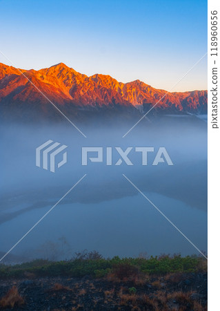 Autumn climbing on Mt. Karamatsu: Happoike Pond and the Hakuba Sanzan mountains at dawn 118960656