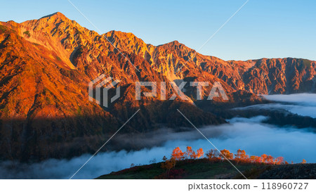 Climbing Mt. Karamatsu in Autumn (The Hakuba Sanzan at Dawn) 118960727