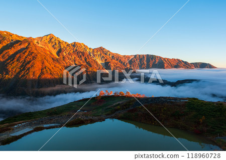 秋季攀登唐松岳（八方池、黎明時分的白馬三山） 118960728