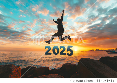 2025新年剪影在美麗的日出中上下跳躍 118961614
