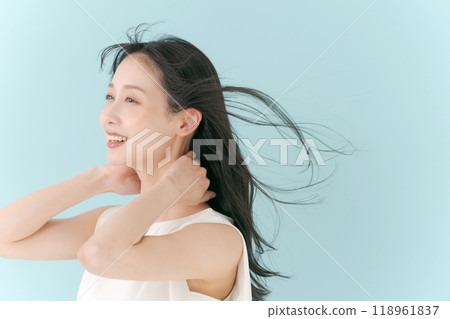 女人的頭髮在風中飄揚 118961837