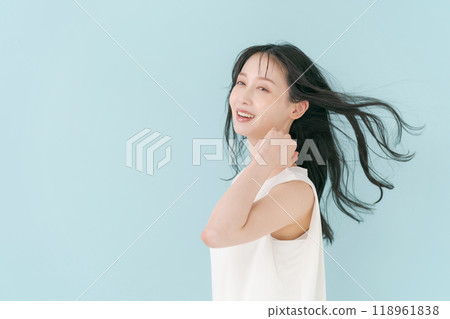 女人的頭髮在風中飄揚 118961838