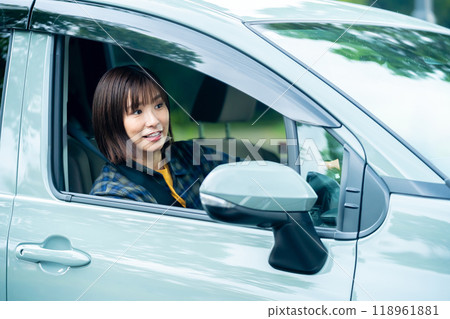 一個女人開車 一個女人開車去 118961881