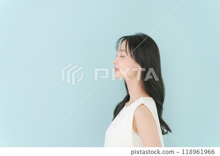 Profile portrait of a woman in her 30s Profile portrait of a woman in her 30s 118961966