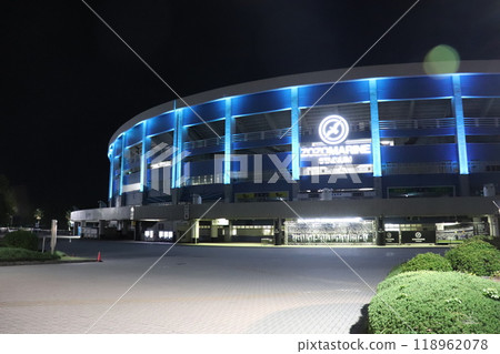 佐佐馬林體育場在晚上 118962078