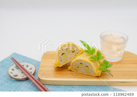 Kumamoto Prefecture mustard lotus root cut in half, shochu and chopsticks 118962489