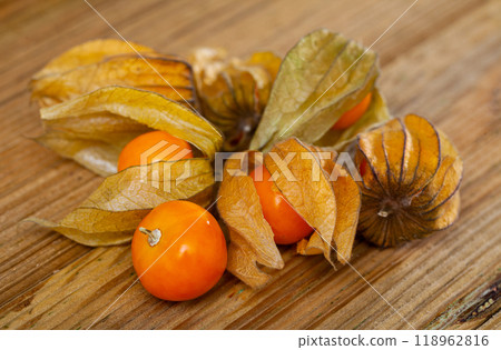 Ripe Peruvian physalis fruits Ripe Peruvian physalis fruits 118962816
