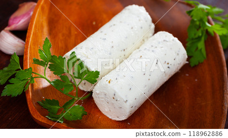Soft goat cheese with herbs and garlic 118962886