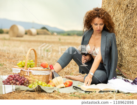 Businesswoman in unbuttoned jacket escaping to countryside for relaxing retreat 118962898