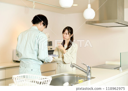 一名婦女向廚房裡的一名男工抱怨 一名婦女向廚房裡的一名男工抱怨 118962975