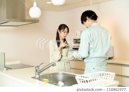 一名婦女向廚房裡的一名男工抱怨 一名婦女向廚房裡的一名男工抱怨 118962977