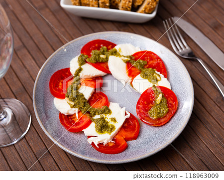 Caprese salad with tomato, mozzarella and balsamic dressing 118963009