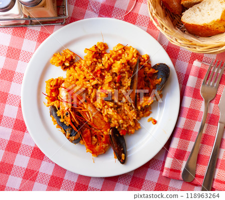 Spainsh dish seafood paella with rice, shrimps and mussels 118963264