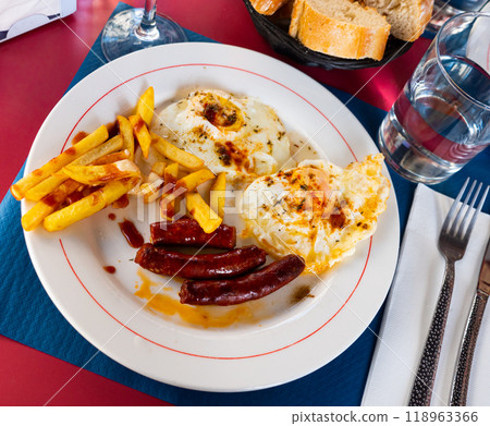 Huevos con chistorra. Scrambled eggs with sausage and potatoes 118963366