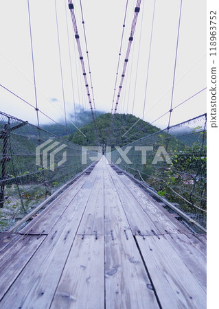 黎明後谷瀨吊橋和霧氣籠罩在山上 黎明後谷瀨吊橋和霧氣籠罩在山上 118963752