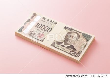 粉紅色背景上的一捆 10,000 日元鈔票 118963764