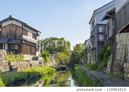 Hachimanbori: A picturesque landscape lined with white-walled storehouses (Omihachiman City, Shiga Prefecture) 118963818