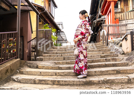 一個穿著和服的女人在鎮上散步 118963936
