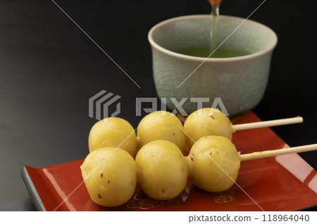 地瓜餃子 將茶倒入茶壺中 地瓜餃子 將茶倒入茶壺中 118964040
