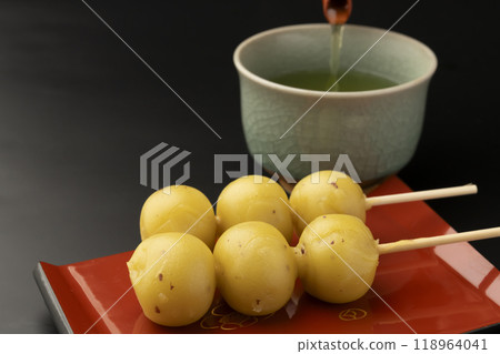 地瓜餃子 將茶倒入茶壺中 地瓜餃子 將茶倒入茶壺中 118964041