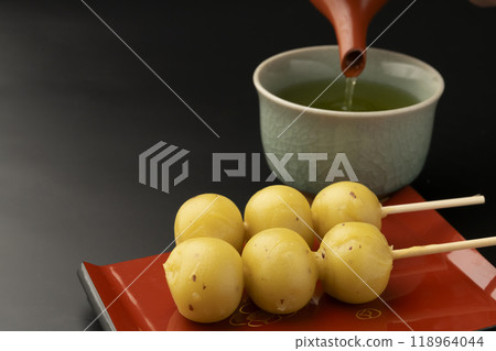 Sweet potato dumplings Pouring tea in a teapot 118964044